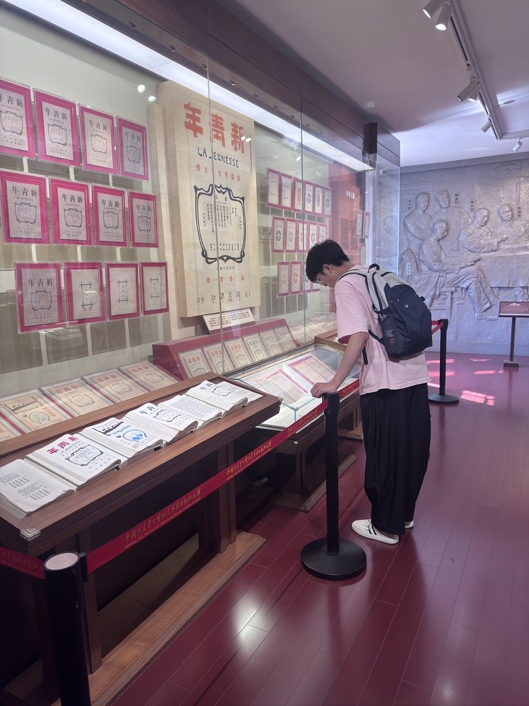 参观者阅读展柜中的图文资料