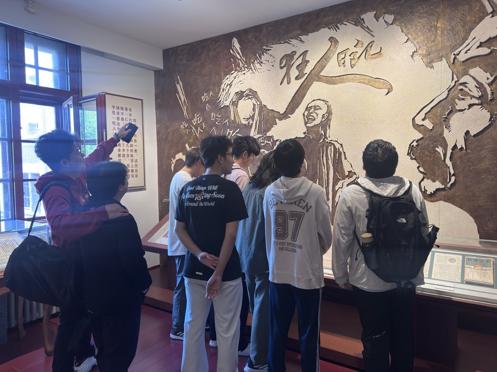 参观者观看主题展墙