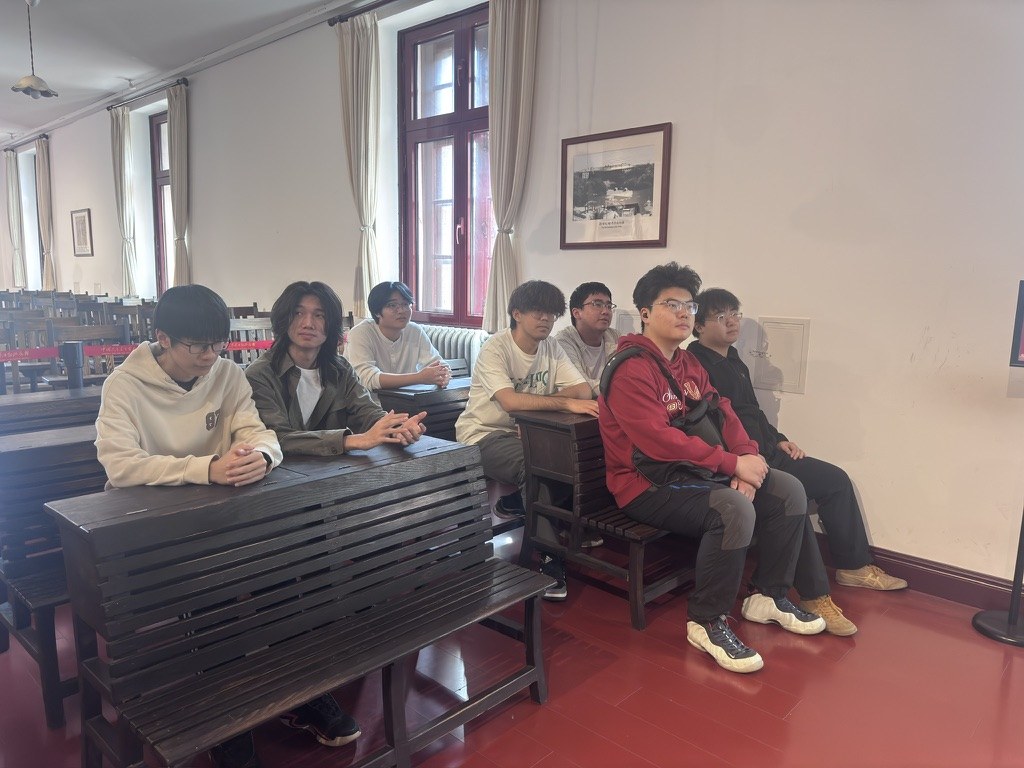 参观者在复原教室中的合影