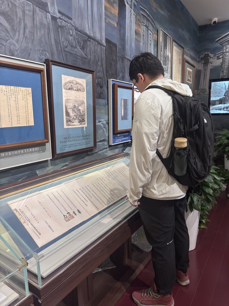 参观者近距离研读展陈资料