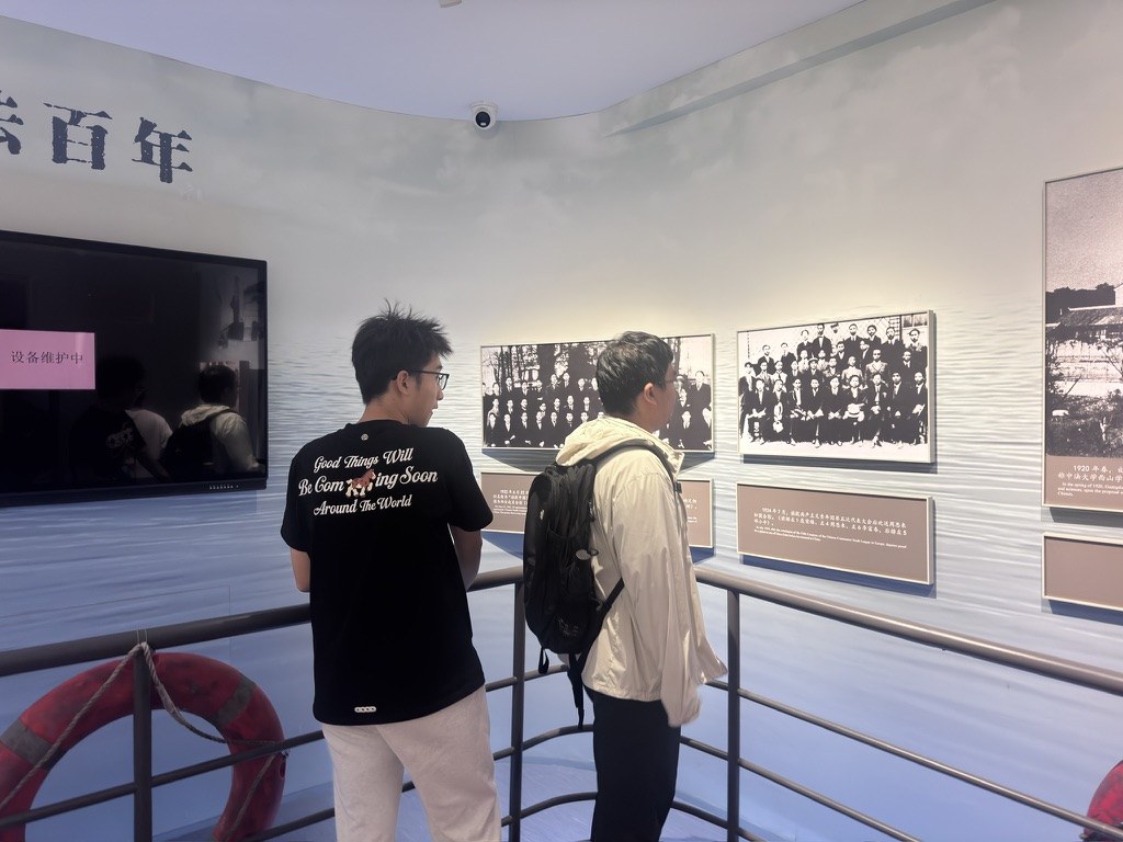 参观者阅读历史影像展陈