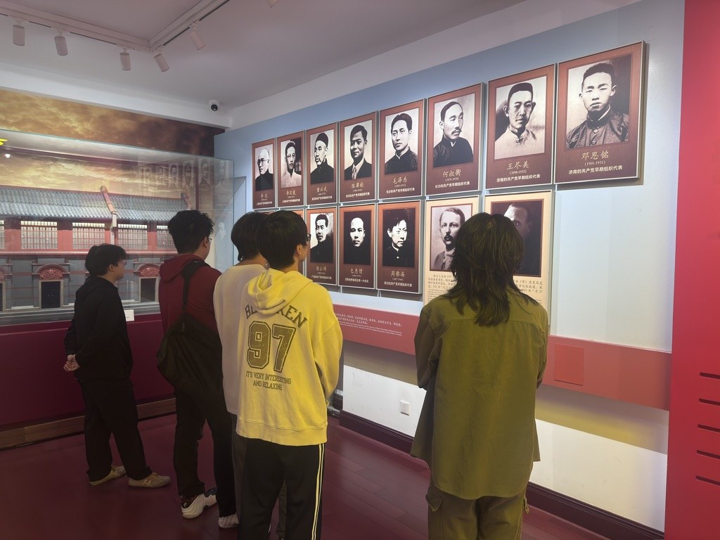 参观者观看人物介绍展陈
