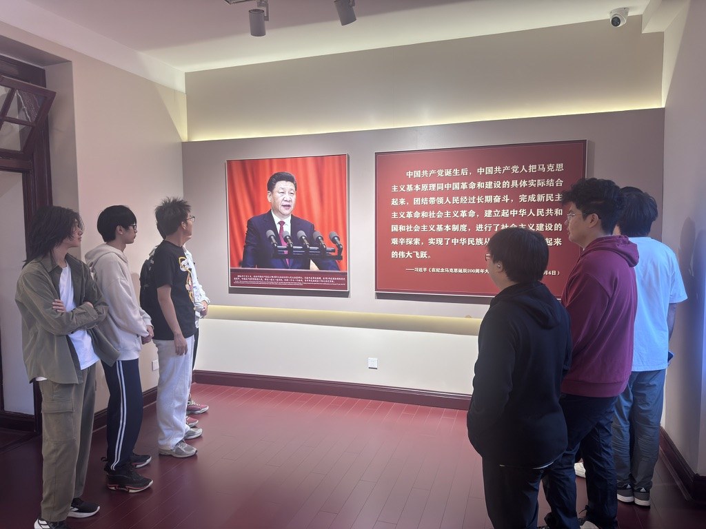 参观者驻足观看理论主题展陈